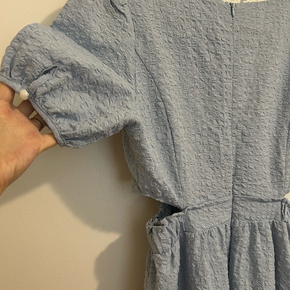 Light Blue Puff Sleeve Cutout Midi Dress size M. - Picture 7 of 9
